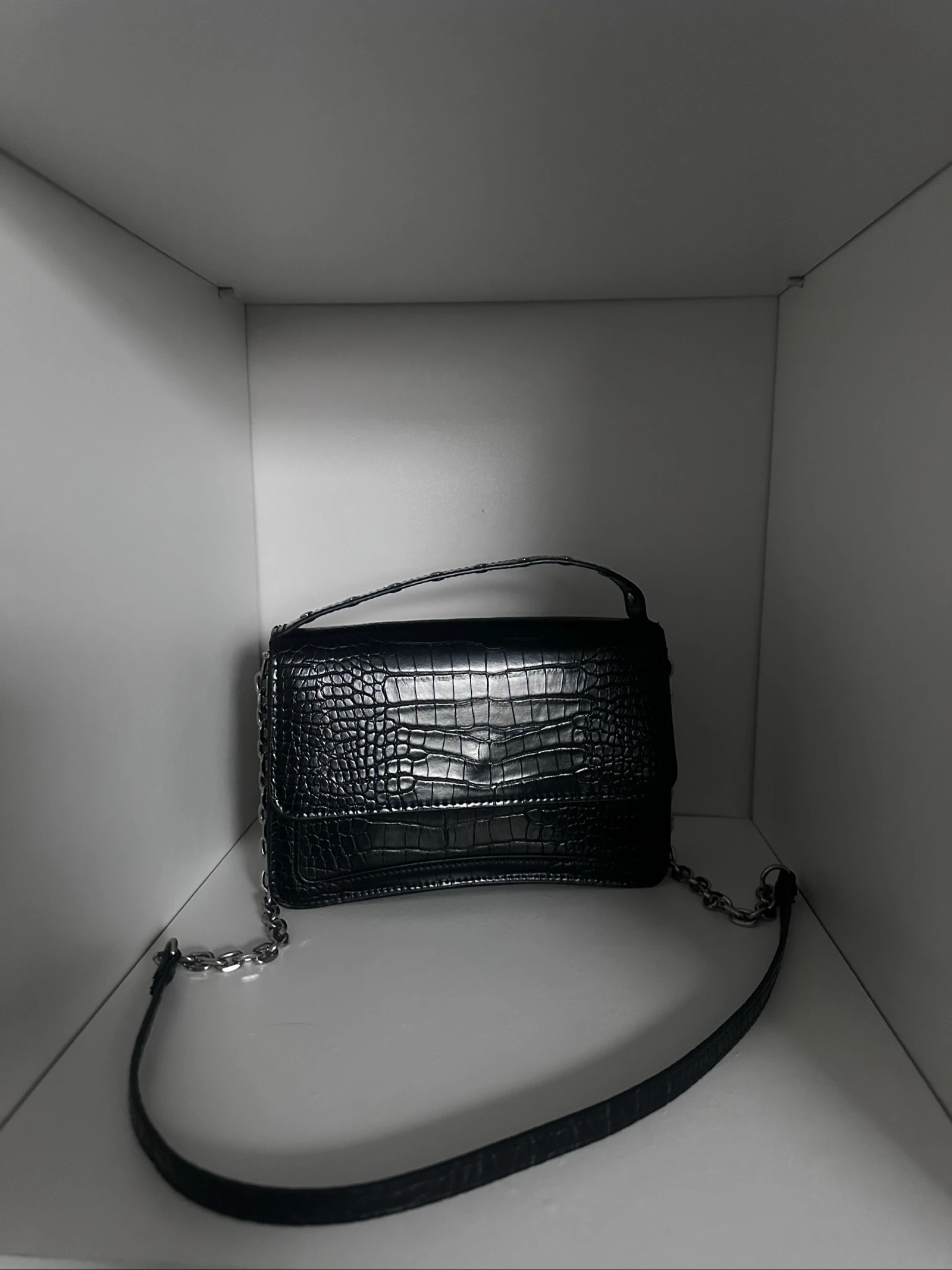 Sac bandoulière noir effet cuir Bershka